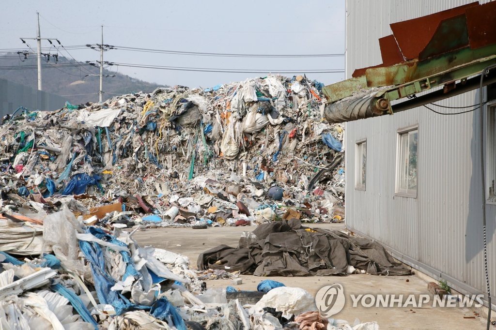 경주의 한 공장에 방치된 폐기물