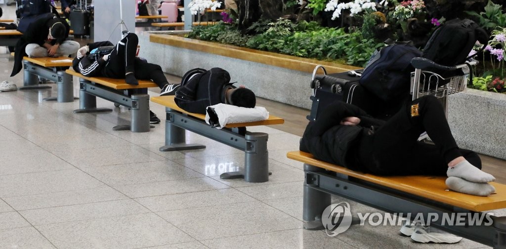 입국했지만 다시 대기