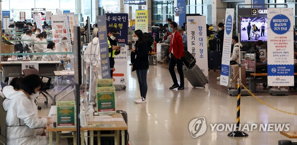 손님은 없지만 분주한 입국장
