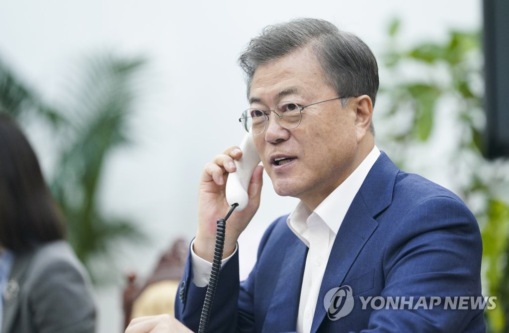 South Korean President Moon Jae-in hold phone talks with Australian Prime Minister Scott Morrison at Cheong Wa Dae in Seoul on April 7, 2020, in this photo provided by Moon's office. (PHOTO NOT FOR SALE) (Yonhap)