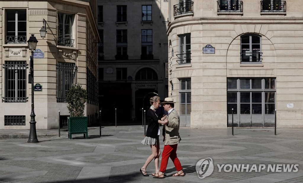 코로나19로 텅 빈 파리 광장에서 춤추는 커플