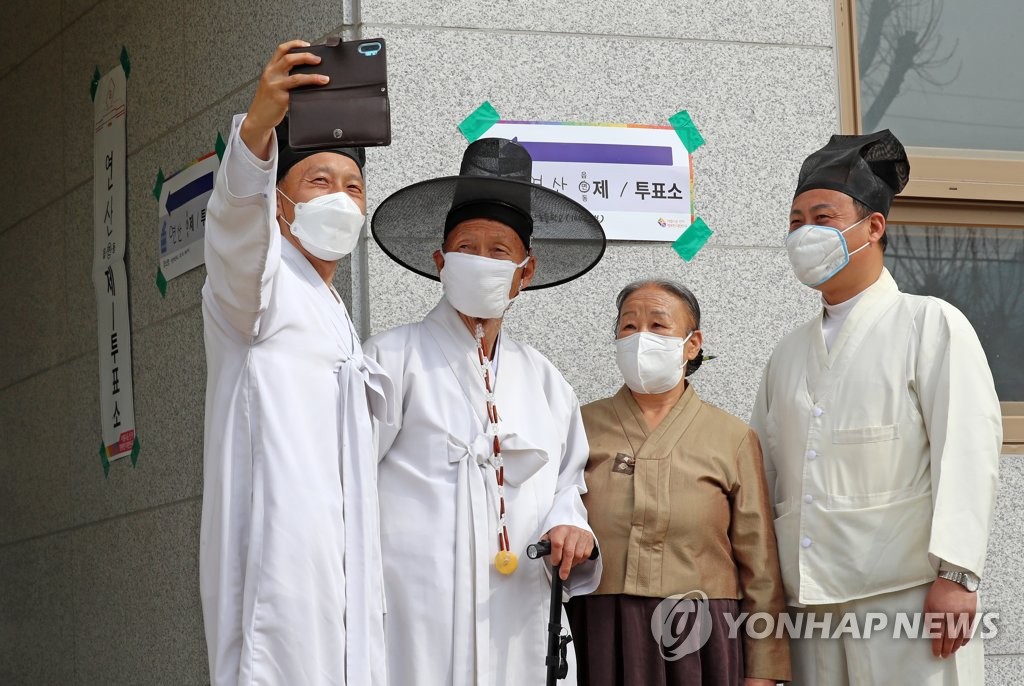 투표 기념사진 '찰칵'