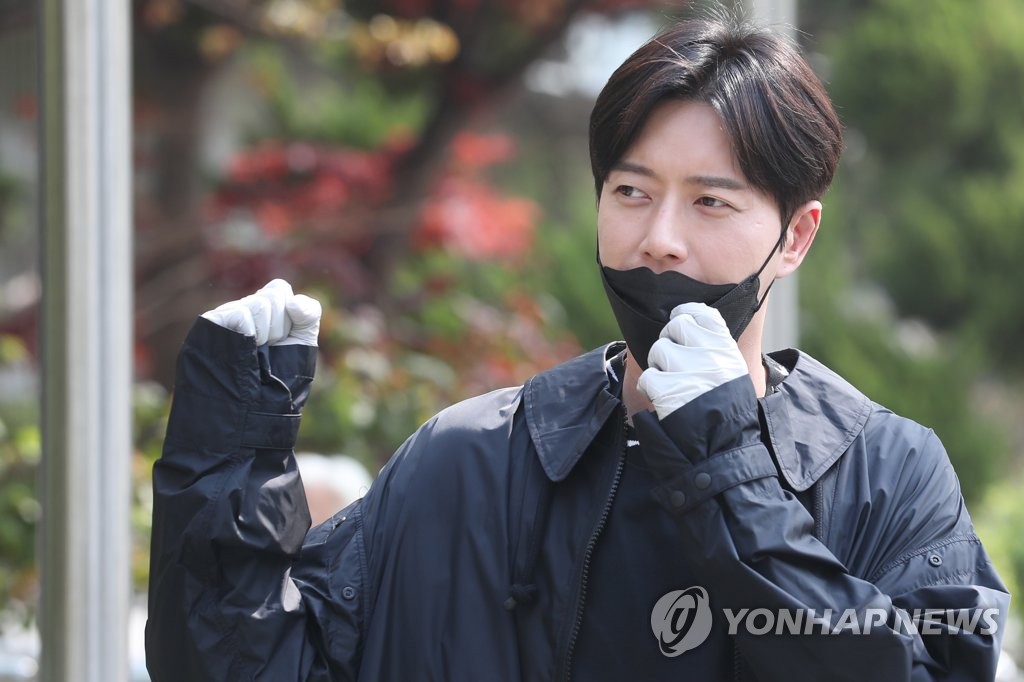 투표소 찾은 박해진