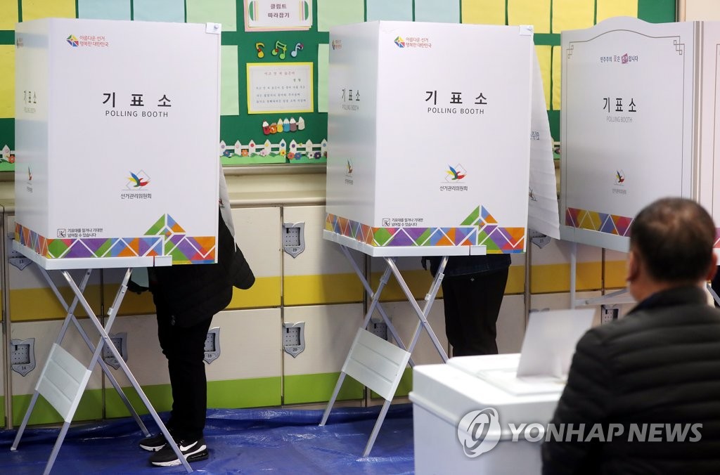 Voters cast ballots for general elections at a polling station in Bucheon, west of Seoul, on April 15, 2020. (Yonhap)