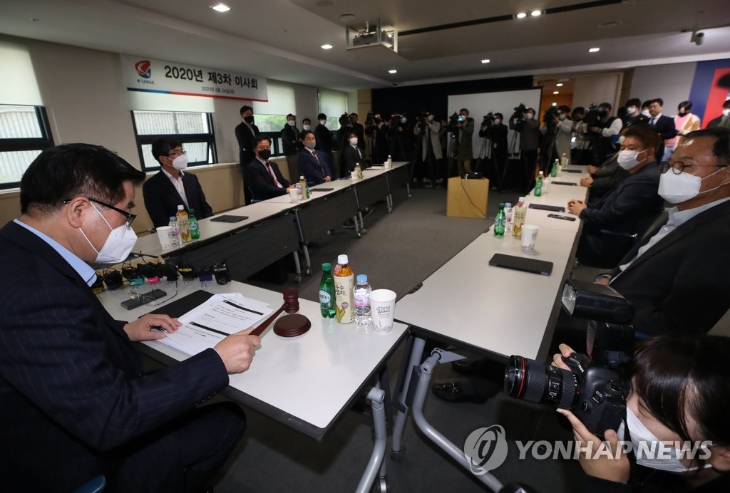 Kwon Oh-gap (L), president of the Korea Professional Football League (K League), opens a board meeting with K League club officials at the Korea Football Association House in Seoul on April 24. (Yonhap)