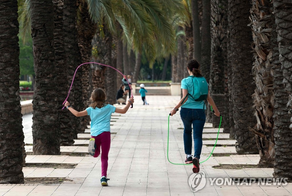 스페인 '어린이 외출 허용'에 야외활동 즐기는 모녀