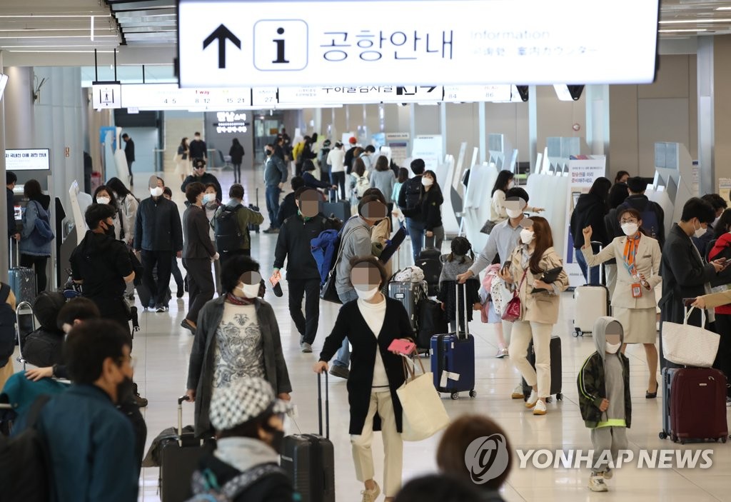 旅行客で混み合う金浦空港国内線ターミナル＝２９日、ソウル（聯合ニュース）