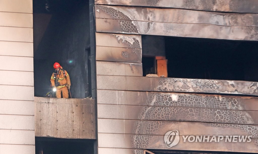 인명 수색하는 소방대원