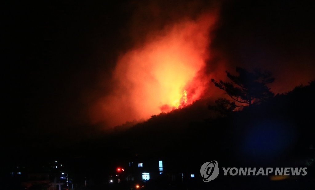 강원 고성 야산서 불…주민 대피령