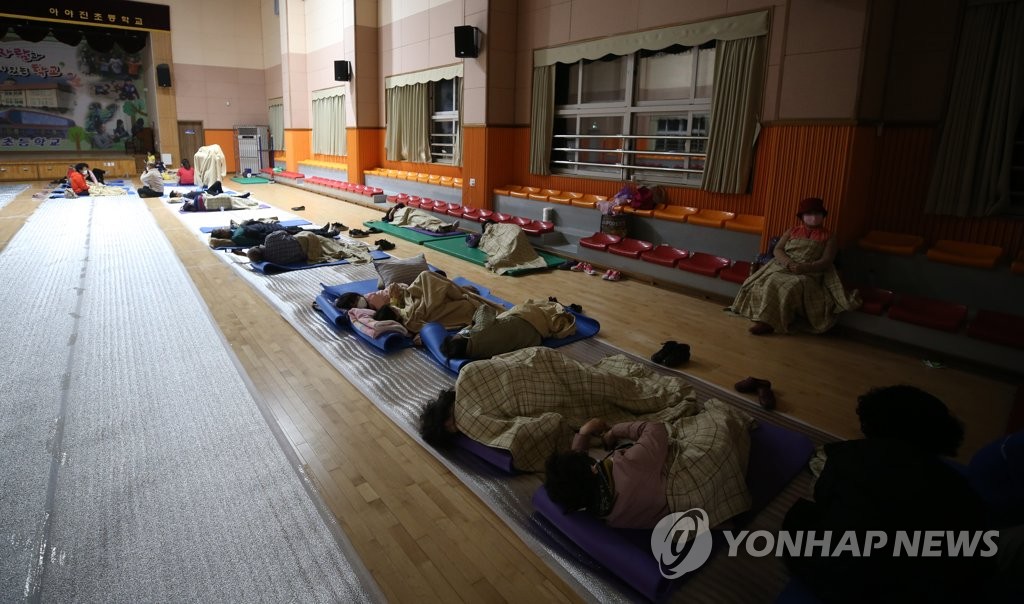강원 고성 산불…잠 못 이루는 주민들