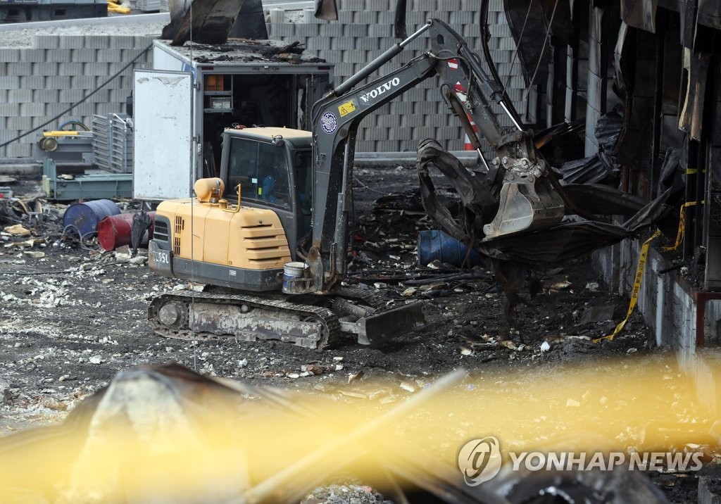 이천 물류장고 사망자 유해 정밀수색하는 경찰