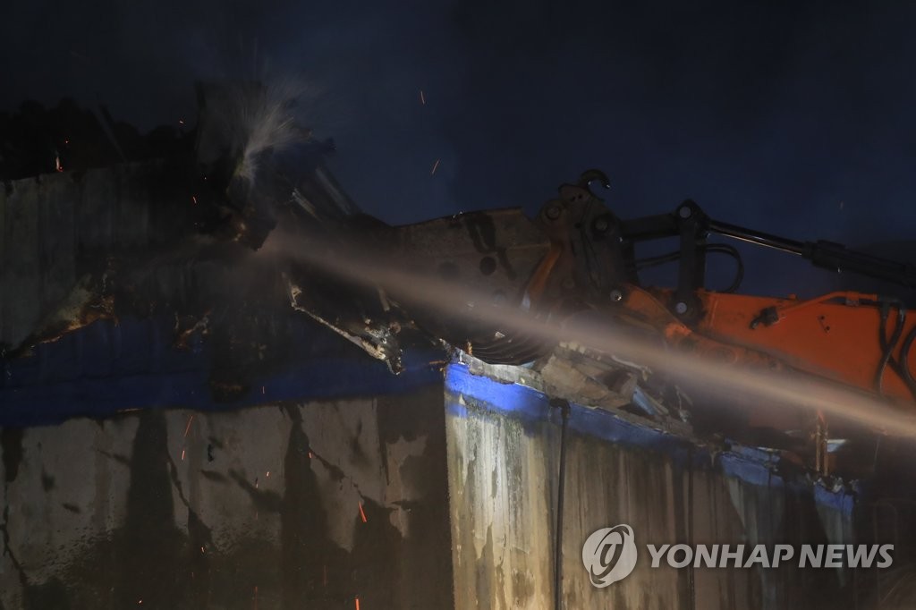 Fire authorities deploy heavy equipment to put out a fire at a hog farm in Seogwipo on the southern resort island of Jeju on May 4, 2020. (Yonhap)