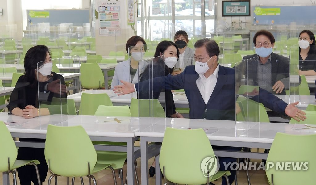 급식실 이격거리 확인하는 문 대통령