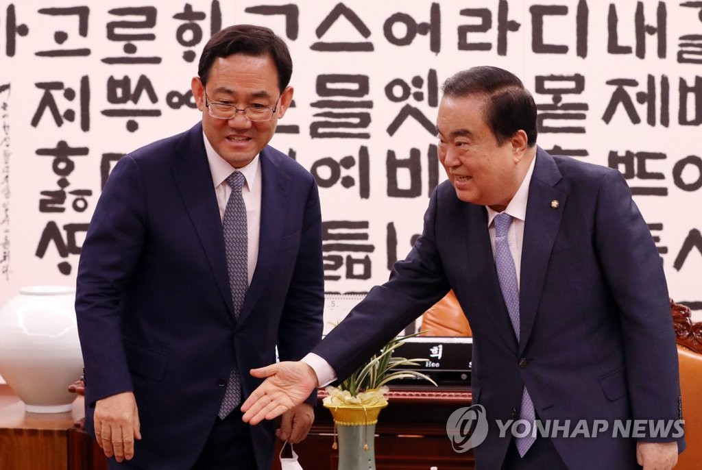 주호영 원내대표에게 자리 권하는 문희상 의장