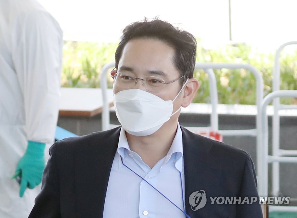 코로나19 검사 장소 들어서는 이재용 부회장