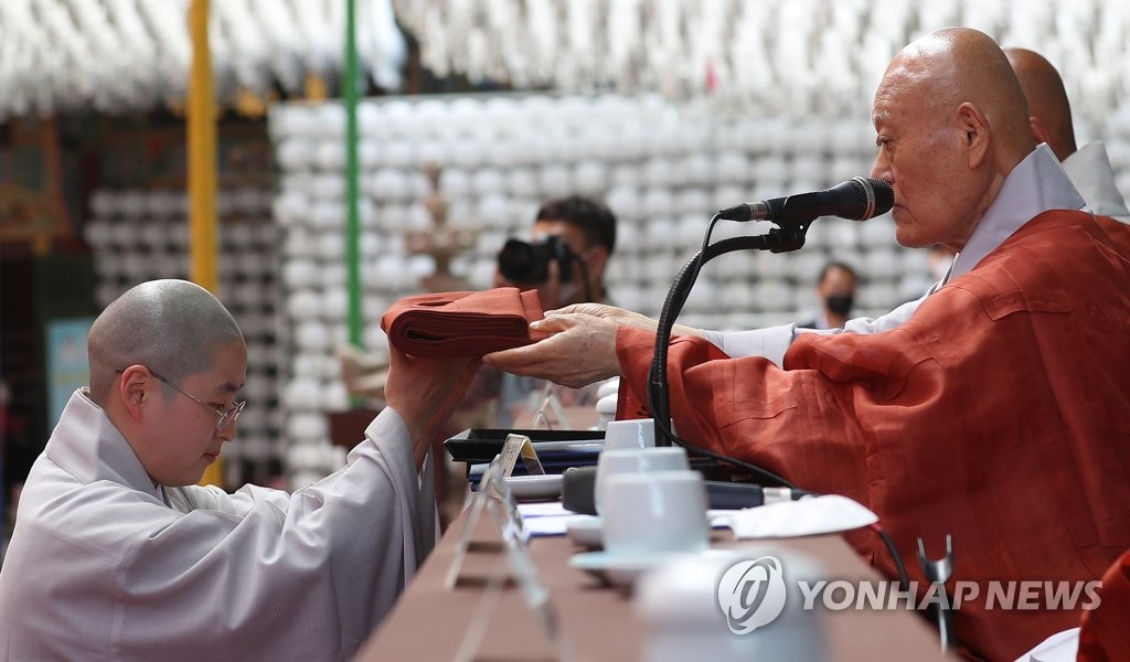 가사 받는 스님