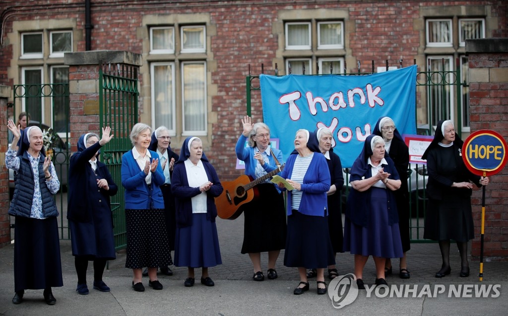 코로나19 의료진에 격려 박수 보내는 영국 수녀들