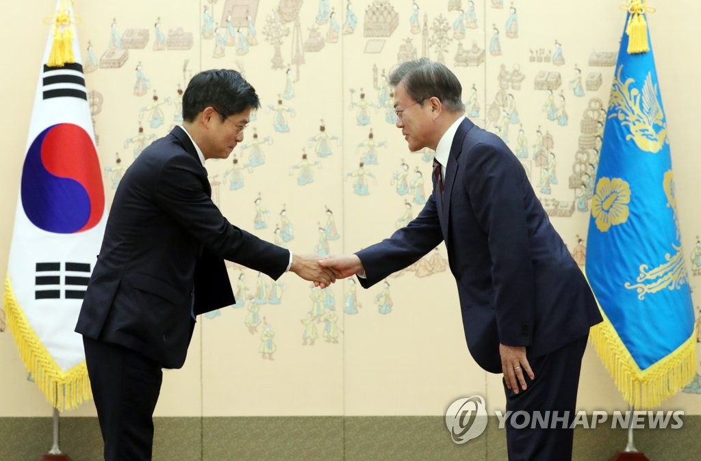 문 대통령, 이승택 신임 선관위원에게 임명장 수여