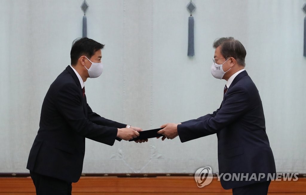 문 대통령, 주카자흐스탄대사에게 신임장 수여