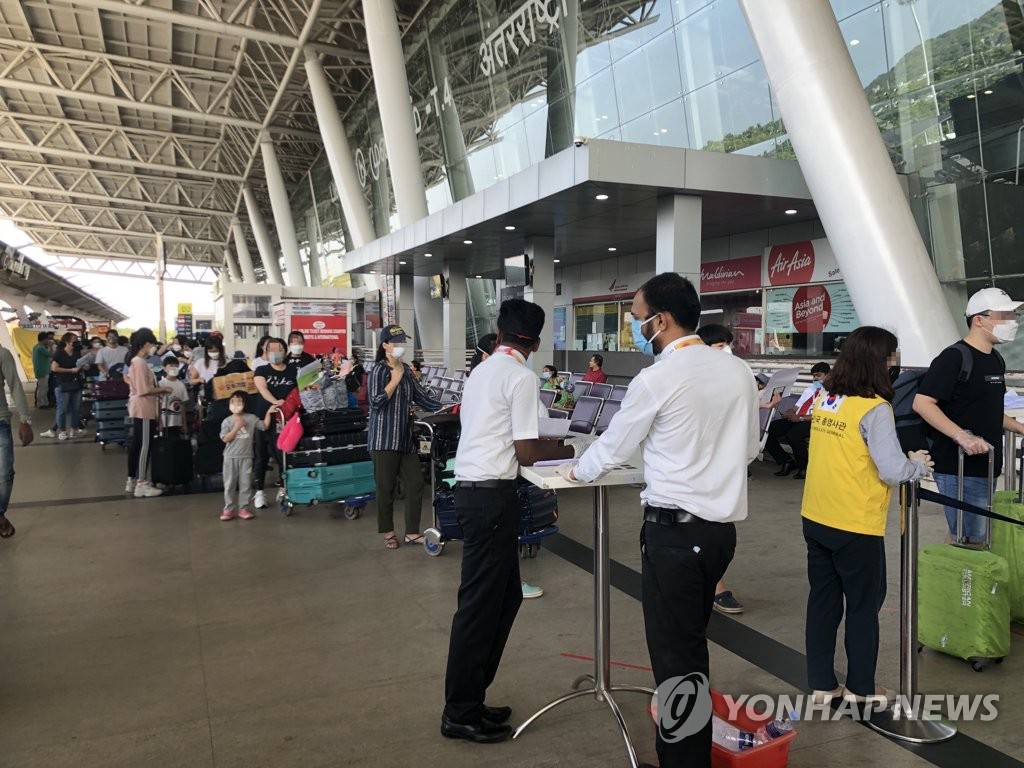 첸나이 국제공항에서 탑승 수속을 밟는 교민