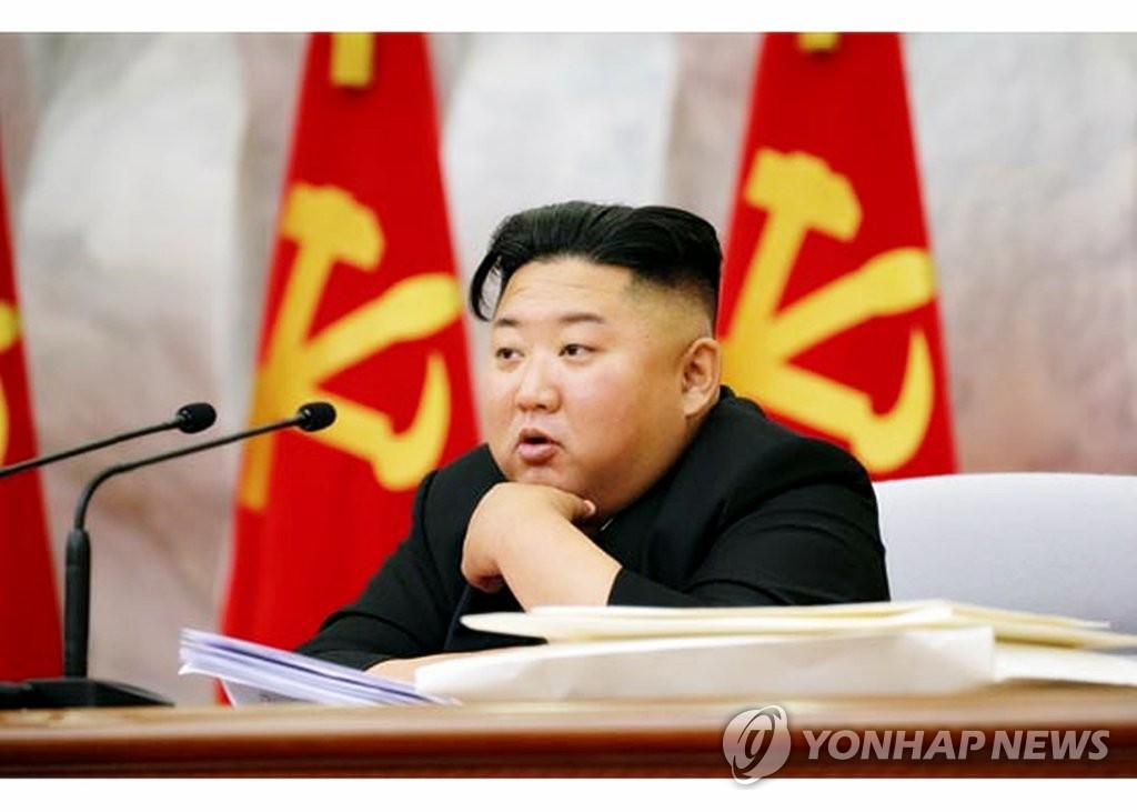 회의 주재하는 김정은 국무위원장