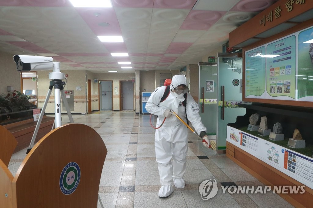 초등학교 방역 작업 나선 육군