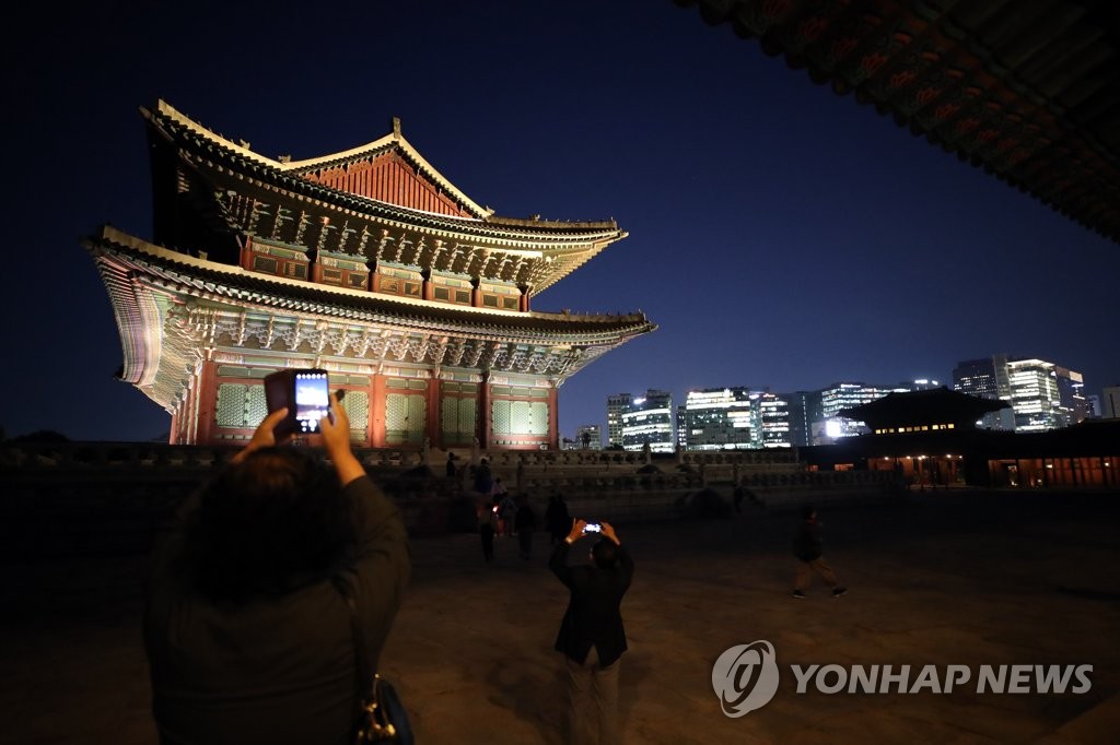Nighttime palace tour resumes Nighttime palace tour resumes