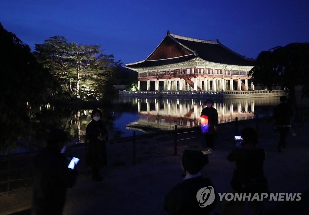 夜の景福宮を巡る「星光夜行」再開 夜の景福宮を巡る「星光夜行」再開