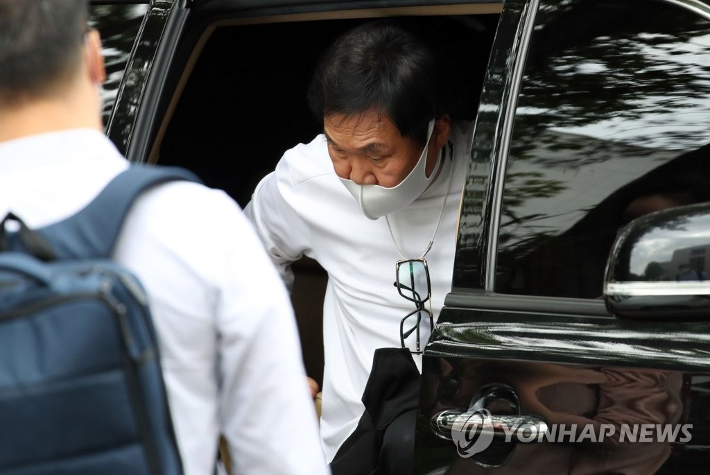 공개 변론 위해 대법정 향하는 조영남