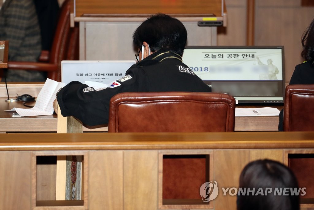 공개변론에 사건 관련 그림 가져온 조영남