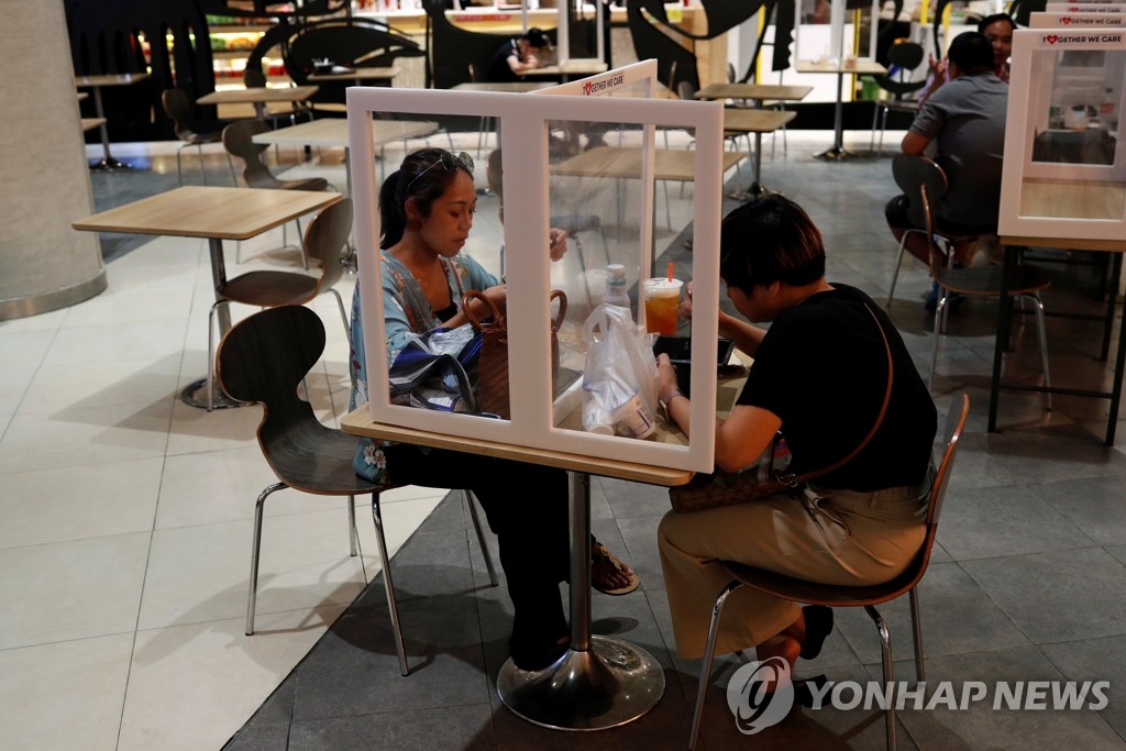 코로나19 예방 분리 차단된 태국 식당 테이블