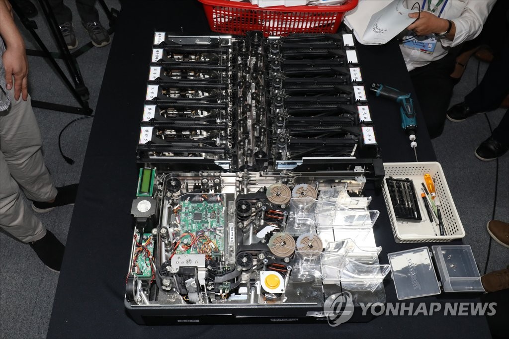 투표지 분류기 분해하는 선관위 관계자들