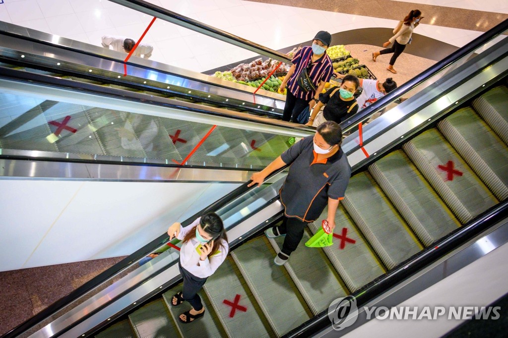 코로나19 거리두기 표시된 태국 쇼핑몰 에스컬레이터
