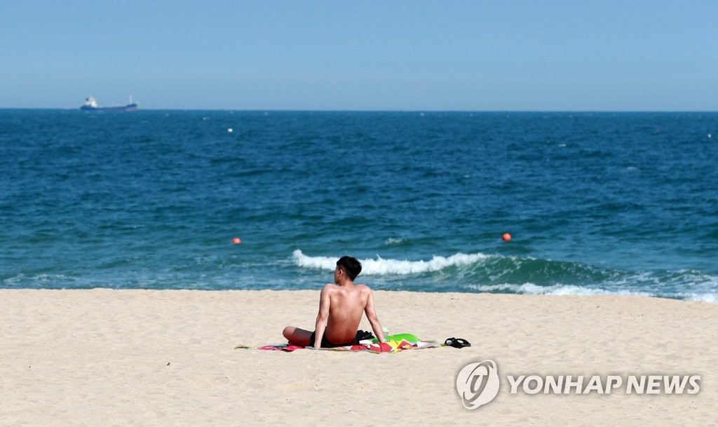 해운대해수욕장서 피서하는 관광객