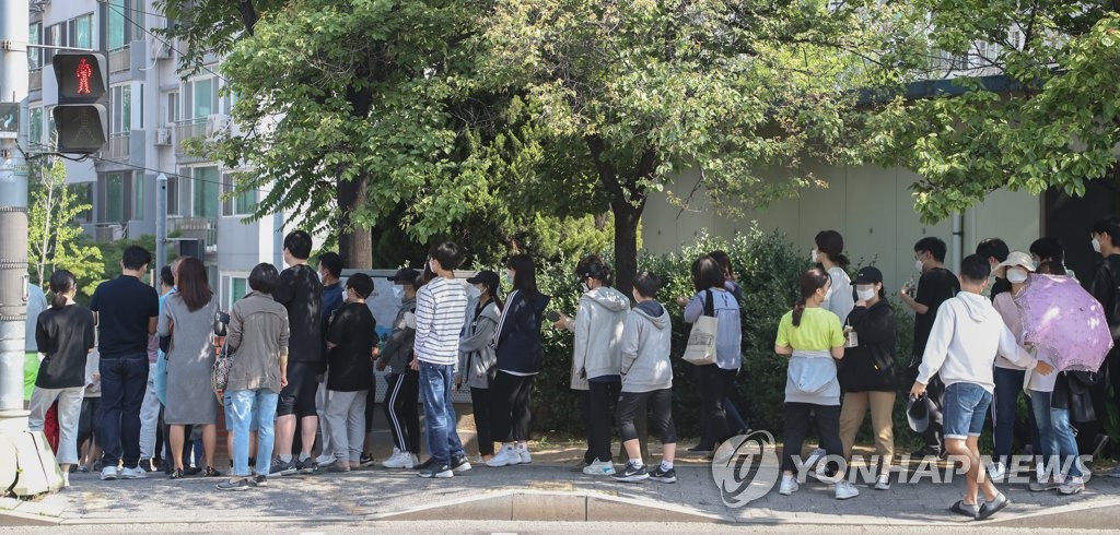 코로나19 검사위해 선별진료소 줄 선 학생들