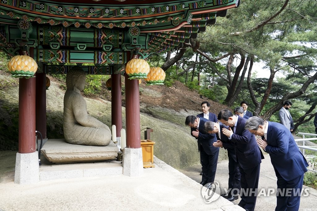 합장하는 문 대통령과 양당 원내대표