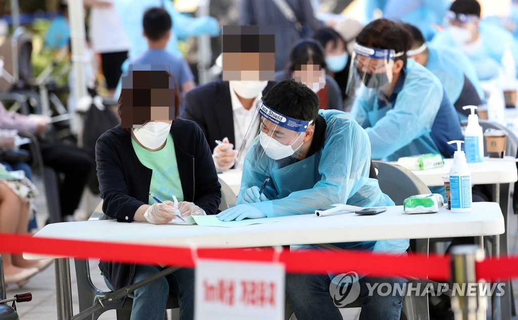 문진표 작성 돕는 의료진