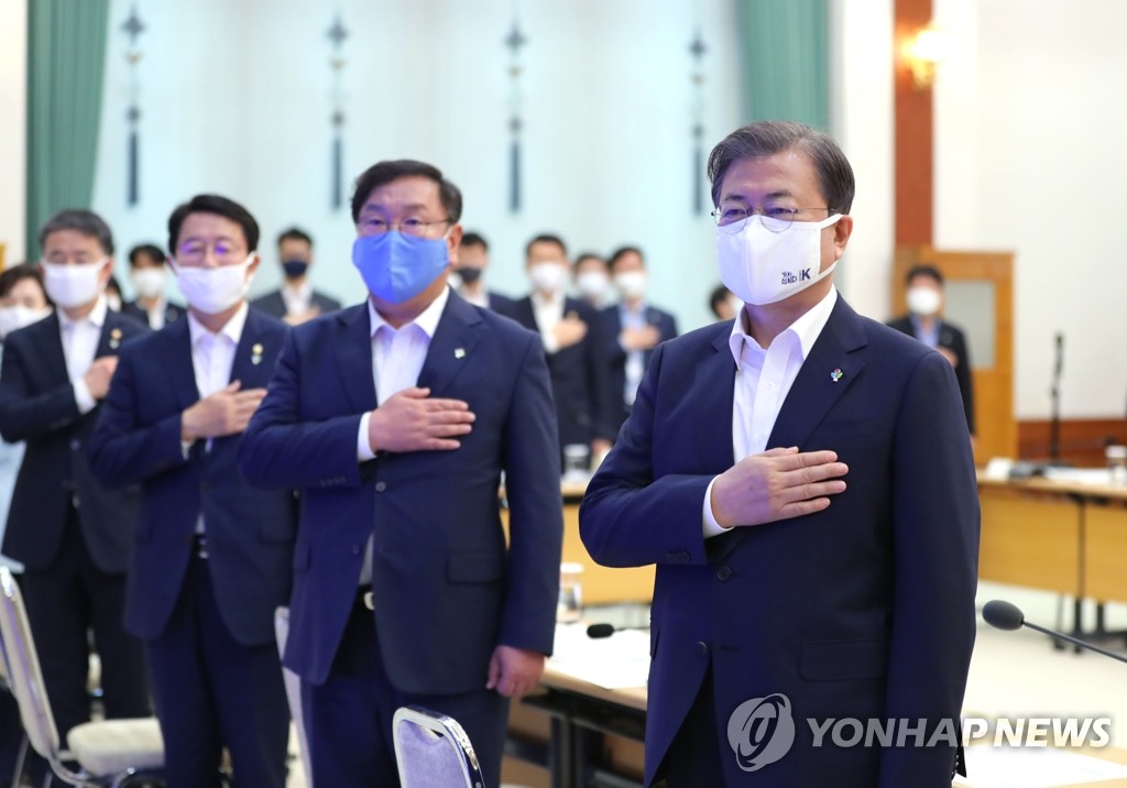 국기에 경례하는 문 대통령