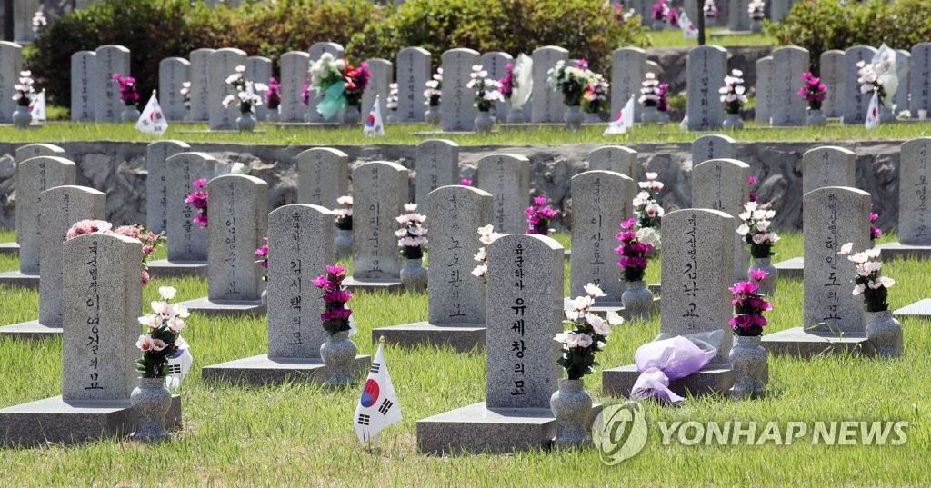 묘비마다 꽂혀있는 태극기