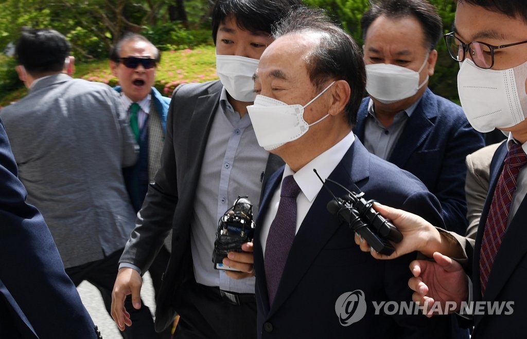시민단체 항의 받는 오거돈