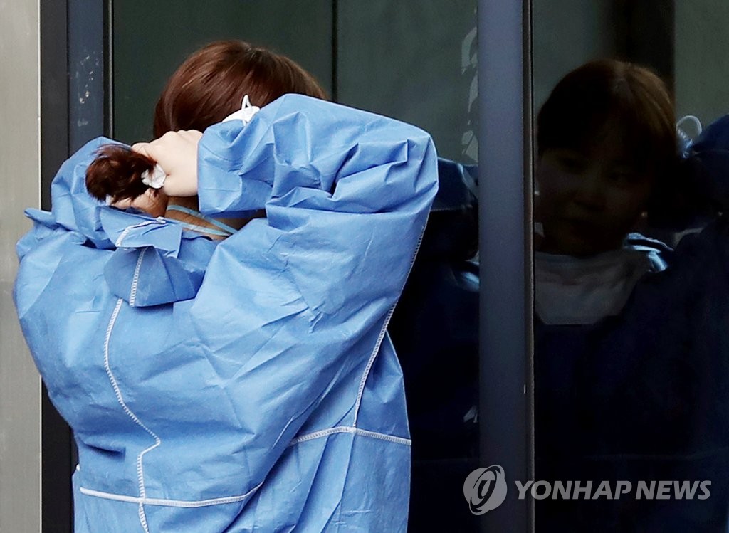 '머리 질끈 묶고'