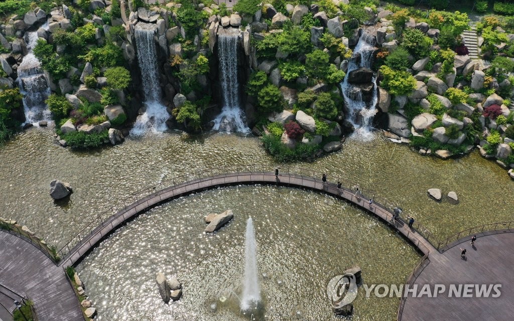 더위 날리는 시원한 폭포수