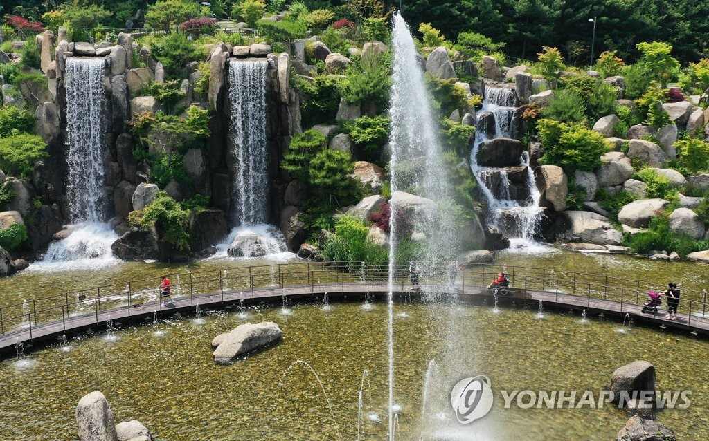 시원하게 쏟아지는 폭포수