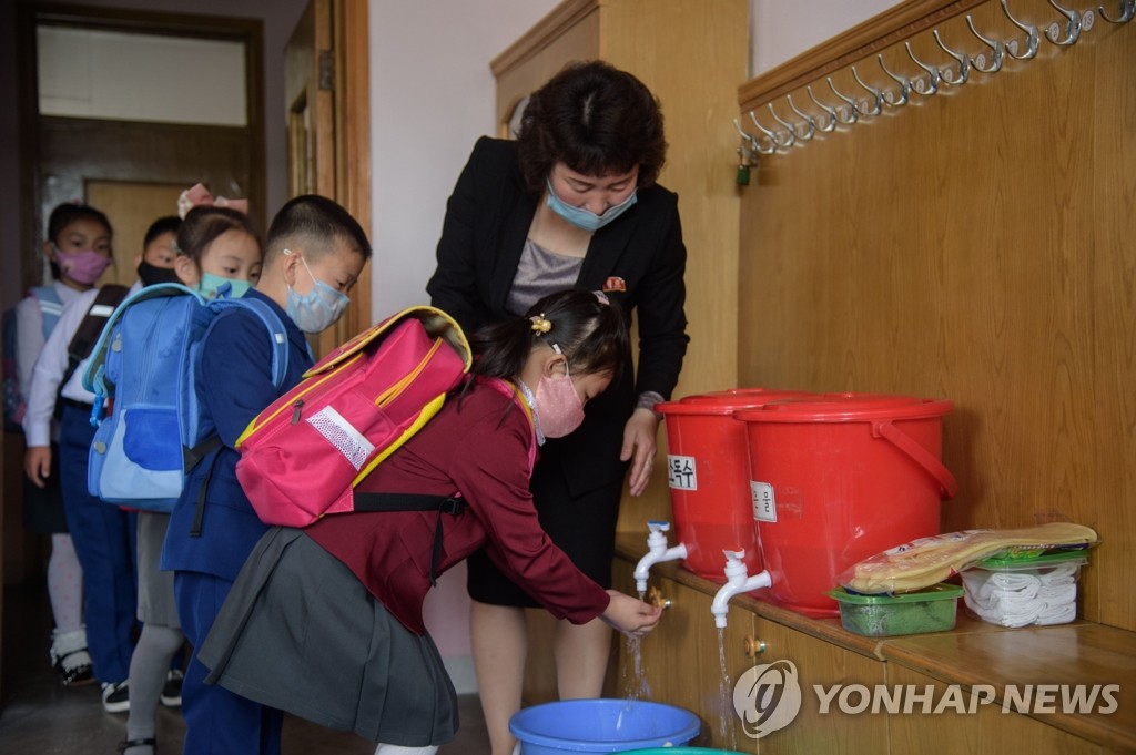 코로나19 대비 손 씻는 평양 초등학생들