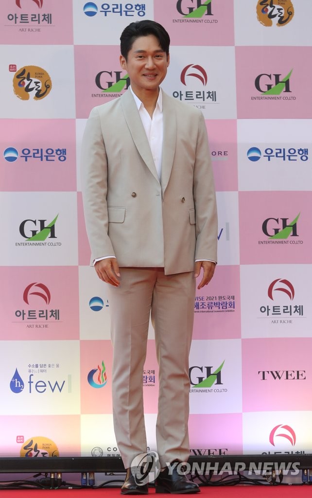 포즈 취하는 송창의
