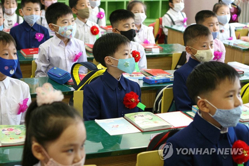 Students take a class while wearing masks at Okryu Elementary School in Pyongyang on June 3, 2020, the first day of belated school reopening due to COVID-19, in this photo captured from the homepage of Echo of Unification, a North Korean propaganda radio station. (For Use Only in the Republic of Korea. No Redistribution) (Yonhap)