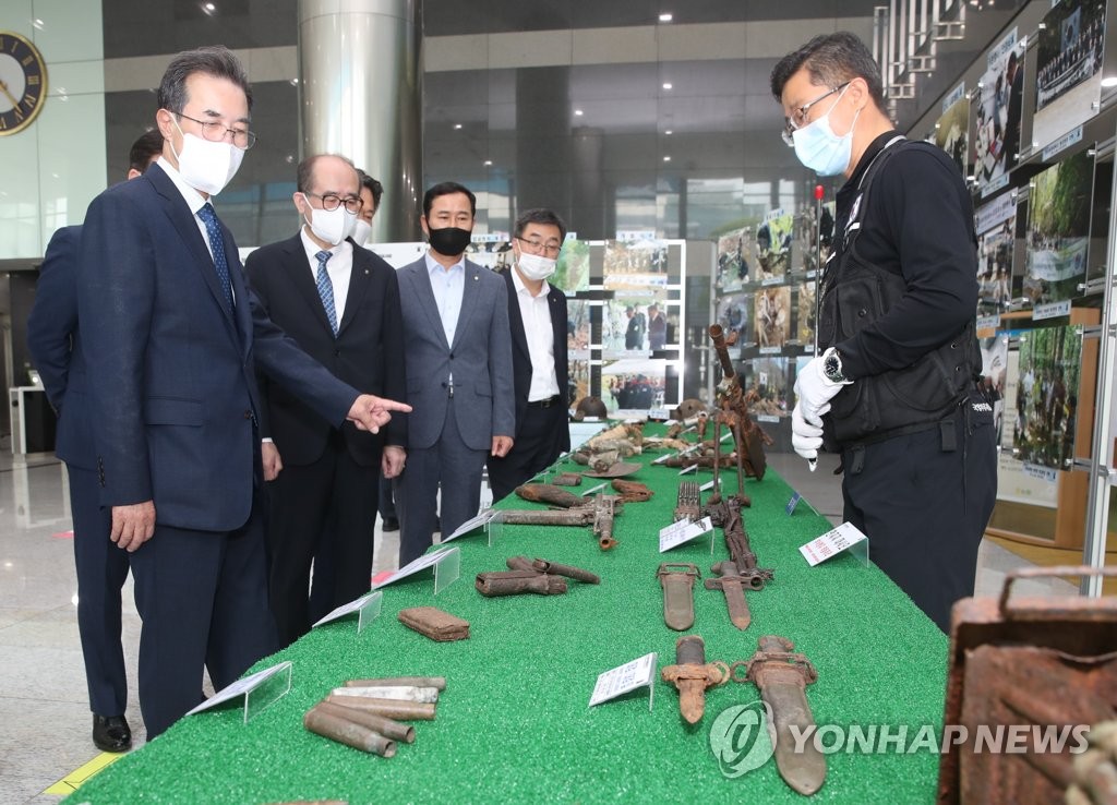 El jefe de Nonghyup mira reliquias de la Guerra de Corea El jefe de Nonghyup mira reliquias de la Guerra de Corea