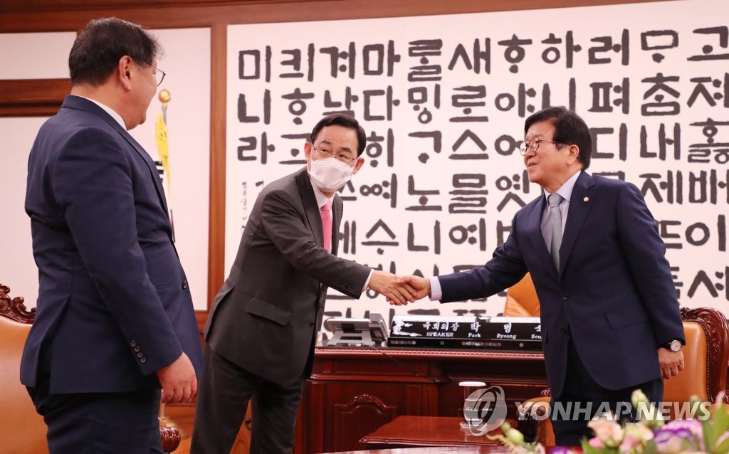 악수하는 박병석 국회의장과 주호영 원내대표