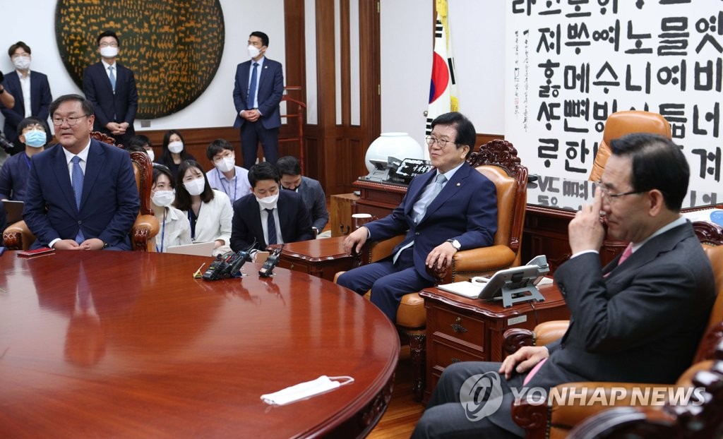 첫 회동하는 국회의장과 여야 원내대표