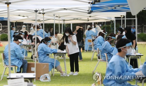 학교 운동장에 설치된 선별 진료소